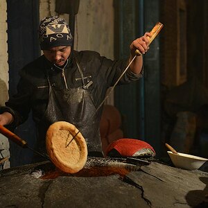 Das Brot wird in einem Steinofen gebacken.
(1687)
