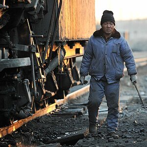 Das Laufwerk der Lok wird mit einen Hämmerchen
auf Schäden untersucht
(0173)