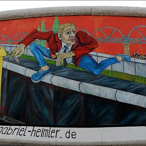 Berlin 25.09.2012 - East Side Gallery - Überspringer