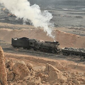 JS8067 auf der gegenüberliegenden Seite.
Die Erosion hat ein paar Erdsäulen stehen gelassen
(0013)