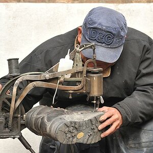 Schuhmacher bei der Arbeit
0593
