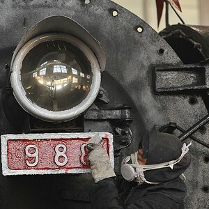 Das Nummernschild vorn wird neu gestrichen.
2224