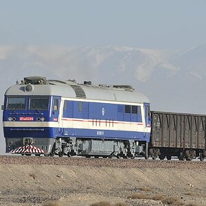 Eine von 4 Dieselloks der Minenbahn
DF8B 0249 schiebt Leerwagen zur Untertagemine Enjing
4320