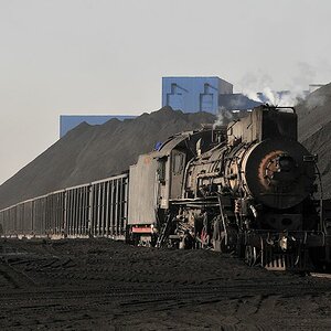 Neben der Untertagmine Enjing ist eine große Kohlehalde.
Dort werden die Züge mit Radladern beladen
4444