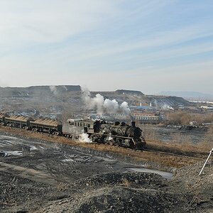 SY0770 schiebt einen Aschezug auf die Abraumhalde
in Fuxin
4156