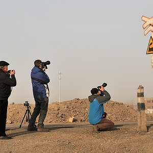 Fotografierende Fotografen mit Motiv ...
wenn keine Dampflok vorbeikommt,
wird die Lok auf Schild abgelichtet.
1032