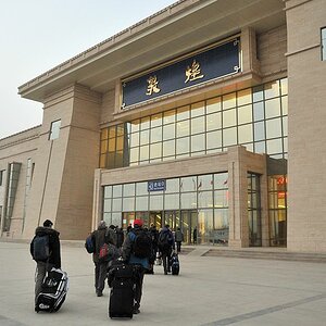 Bahnhof von Dun Huang ist ein monumentaler Neubau.
1214