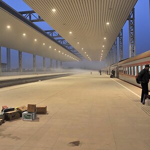 Bahnhof von Dun Huang.
Die Nebelschwaden ziehen über den Bahnsteig.
Der Müll hat es nicht mehr in den Abfalleimer geschafft.
Dafür schaffen wir es in 