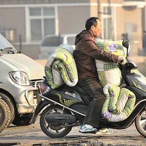 Motorroller mit Dreifach-Airbag
2670