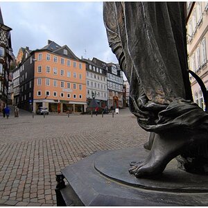 Ohne besonderen Anspruch: Marburger Markplatz - Blick auf das Schloss im Hintergrund. Tokina 12-20 bei 12mm / F 6,7 / 1/350 sec. / ISO 200 / Nikon D80