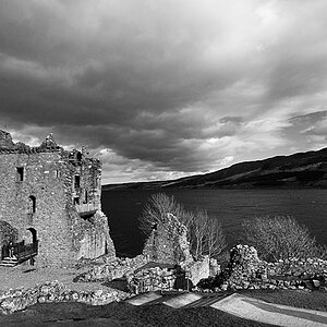 200902250678 - Dunkle Wolken über Urquhart Castle (Loch Ness - Schottland