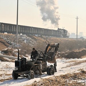 SY1085 erreicht mit einem Kohlezug
den Übergabebahnhof zur Staatsbahn Pingzhuan Nan
3593