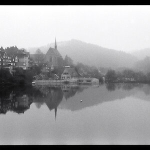 NFF See bearbeitet klein

Wuppertal Beyenburg mit der FM 2 mit Serie E 50mm auf Kodak 400 TX