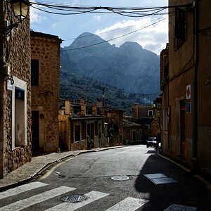 Straße durch Fornalutx / Mallorca
Aufnahmedatum: 02.12.2012

Kamera: Nikon D5100
Objektiv: Nikkor 18 - 105 mm
Blendenzahl: F/9
Belichtungszeit: 1/320 