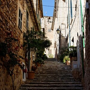 Treppe in Fornalutx / Mallorca
Aufnahmedatum: 02.12.2012

Kamera: Nikon D5100
Objektiv: Nikkor 18 - 105 mm
Blendenzahl: F/6.3
Belichtungszeit: 1/160 S