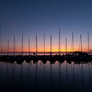 Der Hafen von Orth auf Fehmarn, im Hintergrund ist der Leuchtturm Flügge zu erkennen.