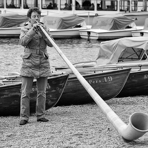 Holzbläserin am Titisee, Okt. 2012