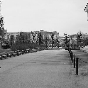 Volkspark in Richtung Heldenplatz, Wien.

Nikon FM3a, Illford XP2 (ISO 400)
