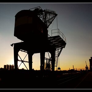 kran im Mannheimer Hafen am Abend