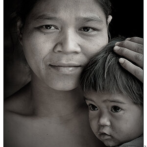 Mutter und Kind in einem Dorf auf dem Bolaven-Plateau, Südlaos.
29.12.2008