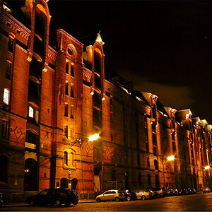 Hamburger Speicherstadt bei Nacht.
Die Speicherstadt mit ihren rund 25 Hektar Fläche (einschliesslich der Fleete) ist heute eine der Länge nach – im W