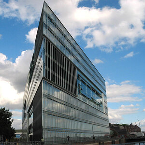 Am Hamburger Deichtor, direkt am südlichen Eingang zum Zentrum, ist ein neues Wahrzeichen der Stadt entstanden. Das zehngeschossige Bürohaus Deichtor 