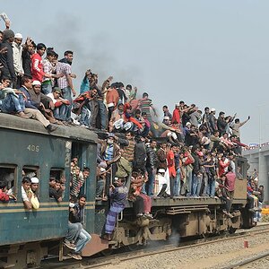 Regionalzug nach Tongi mit 2317
am Bahnübergang der Tongi Diversion Road
beim Banani Overpass in Dhaka
 1155