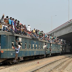 Regionalzug nach Tongi mit 2317
am Bahnübergang der Tongi Diversion Road
beim Banani Overpass in Dhaka
1178