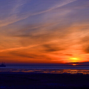 Sonnenaufgang mit Fischerboot