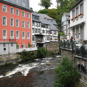 Monschau an der Rur

Monschau, das sich seit 1996 Luftkurort nennen darf, zieht mit seiner pittoresken Verwinkeltheit vor allem in den warmen Monaten 