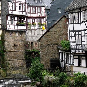 Monschau

Monschau, das sich seit 1996 Luftkurort nennen darf, zieht mit seiner pittoresken Verwinkeltheit vor allem in den warmen Monaten Touristenst