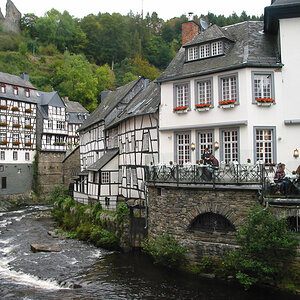 Monschau

Monschau, das sich seit 1996 Luftkurort nennen darf, zieht mit seiner pittoresken Verwinkeltheit vor allem in den warmen Monaten Touristenst