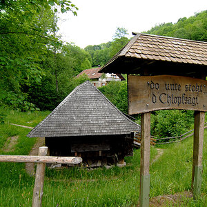 Das Schild mit dem einheimischen Hinweis.