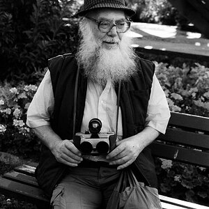 zufrieden
(Nikon F-801s, Nikkor 35-70mm, Kodak BW400CN, Scan vom Negativ)