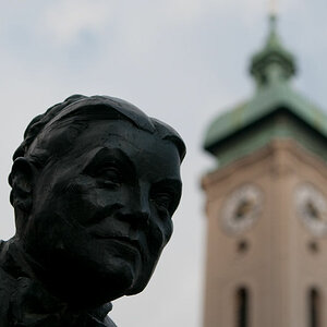 Elise Aulinger Brunnen mit Hl. Geist Kirche im Hintergrund