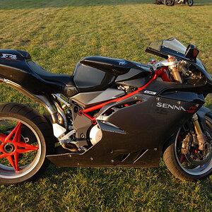 M V Agusta Senna F 4 1000

Die F4 1000 SENNA ist ein Motorrad der Kategorie Superbikes des italienischen Herstellers MV Agusta.

Sie wurde im Sommer 2