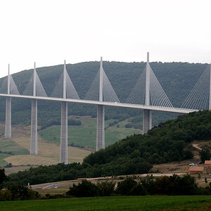 Viaduc de Millau, France
2.5 km lang, Fahrbahn 245 m über Talsohle, höchster Pfeiler 343 m hoch
DSD 5740