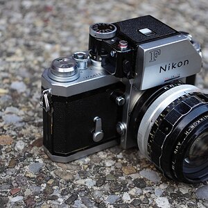Nikon F auf steinigem boden