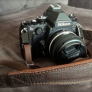 Nikon Df mit Eddycam-Gurt und Sicherheitshaken.
Der Gurt ist der Premium in Dunkelbraun-Natur