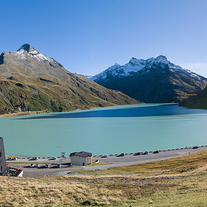 Schiefer Stausee