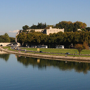 Panorama von Avignon: Rechts der Papstpalast, links der Pont St. Bénézet mit dem Mont Ventoux im Hintergrund.