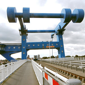 Peenebrücke bei Wolgast

Es dauerte fünf Jahre, ehe die in den Peenestrom gestürzten Überbauten geborgen und genau wie die Fundamente wieder so weit h