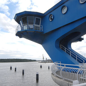 Komandostand der Hubbrücke über die Peene.

Es dauerte fünf Jahre, ehe die in den Peenestrom gestürzten Überbauten geborgen und genau wie die Fundamen