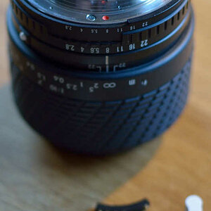 Sigma Makro 1:2.8/f=50mm Umbau 1
Objektiv im Originalzustand, unten Chip und Montagehilfe.