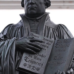 Martin-Luther-Denkmal von Johann Gottfried Schadow auf dem Marktplatz in Lutherstadt Wittenberg