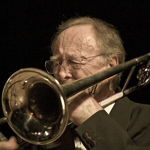 Chris Barber 2007 Bremen

Chris Barber * 17. April 1930 in Welwyn Garden City, ist ein britischer Posaunist, Kontrabassist, Sänger und Jazz-Bandleader