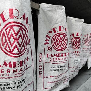 lägerebräu brauerei - malzsäcke