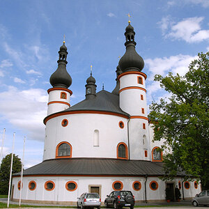 Dreifaltigkeitskirche Kappl
Die Dreifaltigkeitskirche Kappl auf dem etwa 600 Meter hohen Glasberg bei Waldsassen zählt zu den eigenartigsten Kirchensc