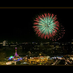 Feuerwerk2R 4975
Aufgenommen vom Dach des Flackturms.