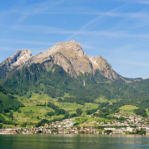 Pilatus mit Hergiswil am Ufer und Autobahn
